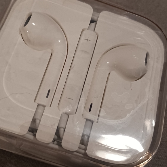 NEW! APPLE Ear Buds - Picture 2 of 7